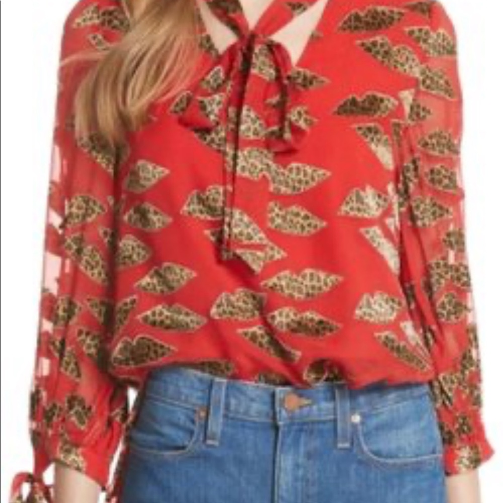 Alice + Olivia x Donal Robertson “Sheila” top w Cheetah print lips.